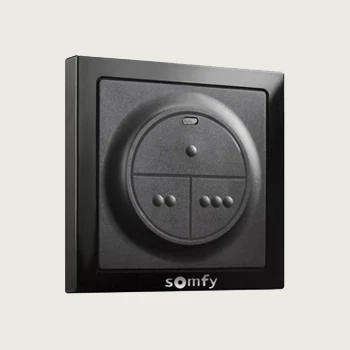 El interruptor de pared Somfy es la solución ideal para quienes prefieren un control táctil en un interruptor físico.