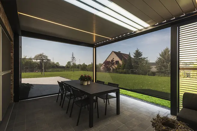 Diferentes tipos de iluminación integrados en pérgolas Renson, mostrando opciones LED y efectos ambientales.