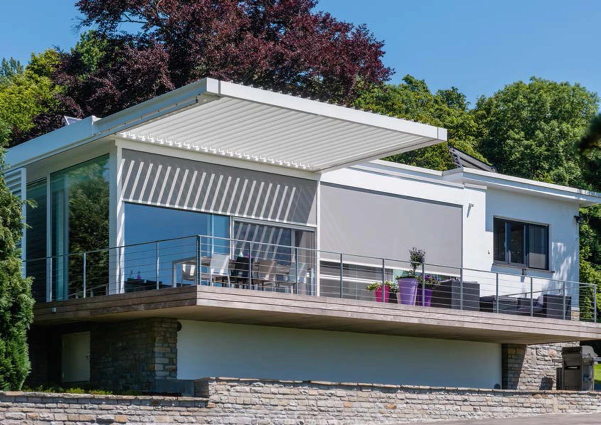 Pérgola bioclimática Aero Renson sin columnas integrada en terraza, lamas orientables para control de luz solar, zip-screens para protección solar interior de casa