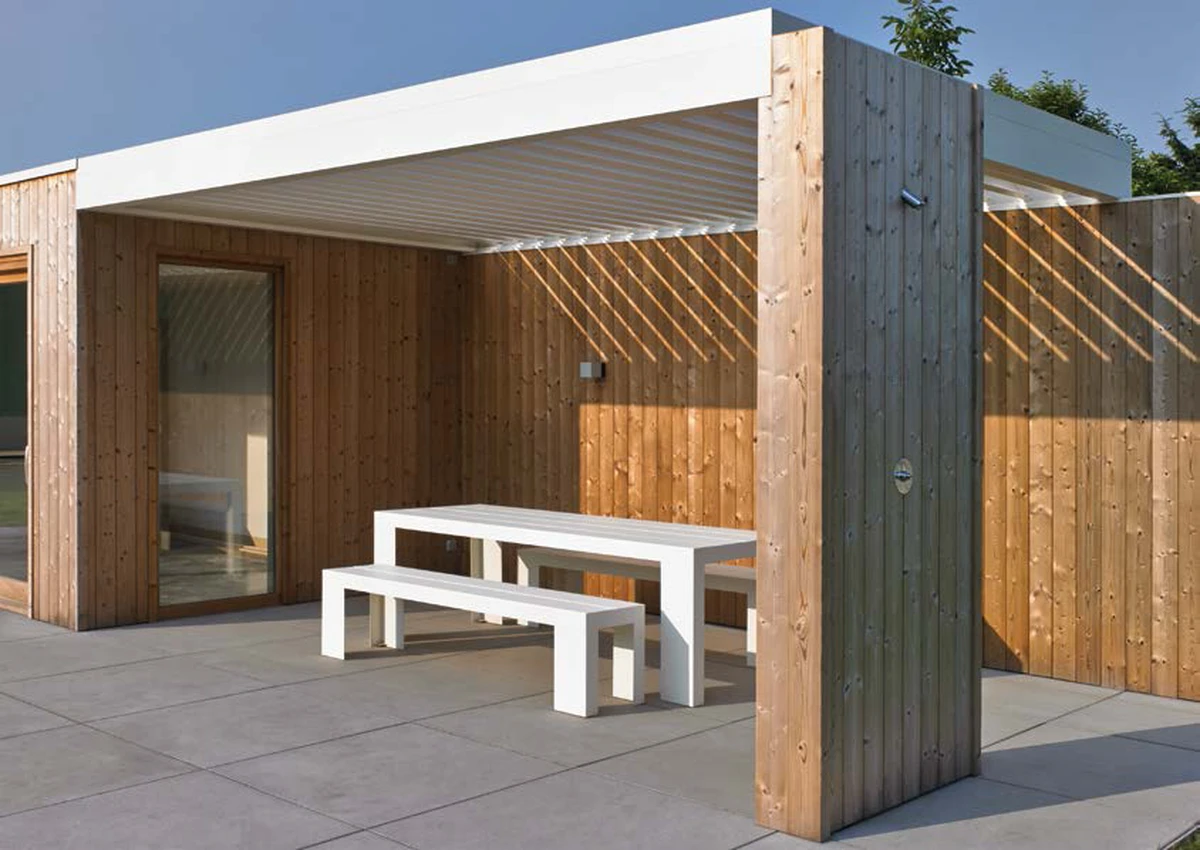 Pérgola bioclimática Aero Renson color blanco integrada en terraza, lamas orientables para control de luz solar