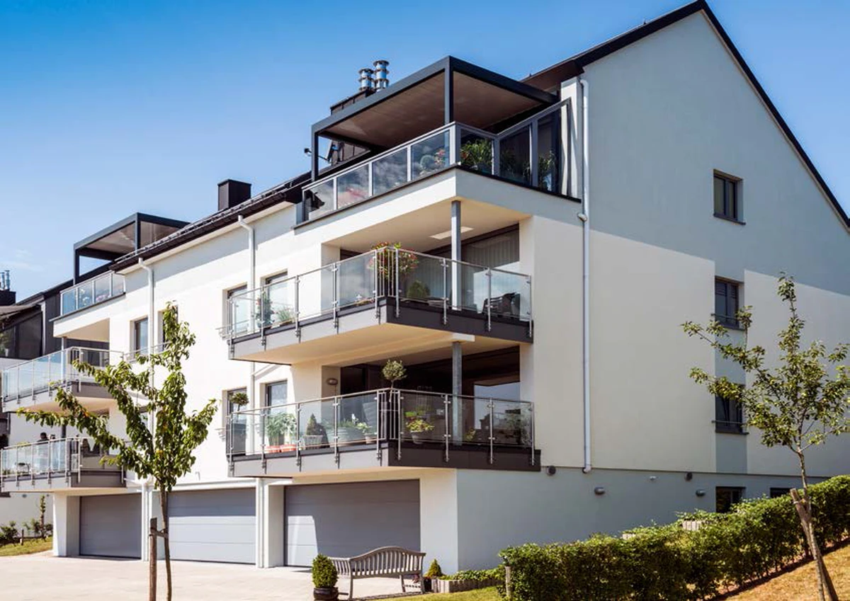 Pérgola Algarve adosada a casa en el balcón con lamas orientables.