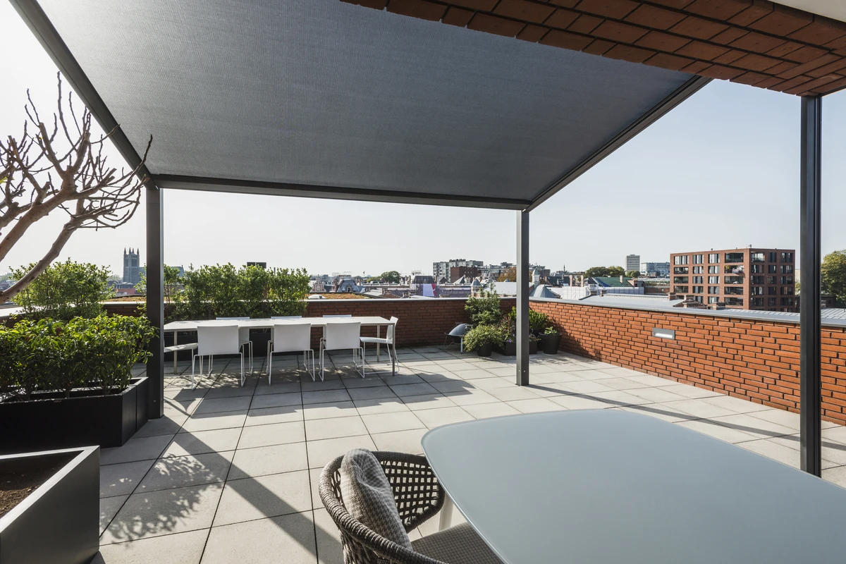 Pérgola Lapure con techo de textil, zip-screen y perfiles de aluminio, protección solar al aire libre