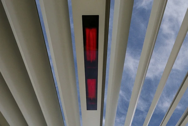 Lamas con calefacción integrada de Renson para controlar la temperatura en pérgolas durante días fríos o por la noche.