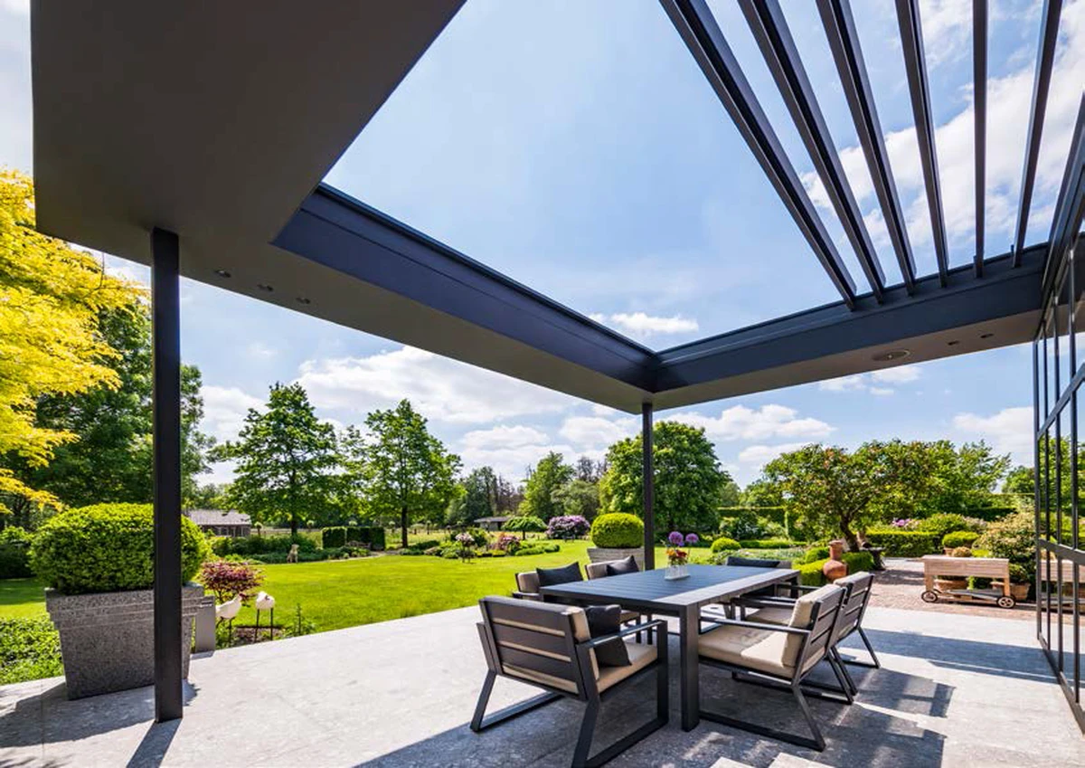 La pérgola Aero Skye de Renson se integra perfectamente en la arquitectura existente, con lamas orientables y retráctiles que permiten controlar la luz y la ventilación.