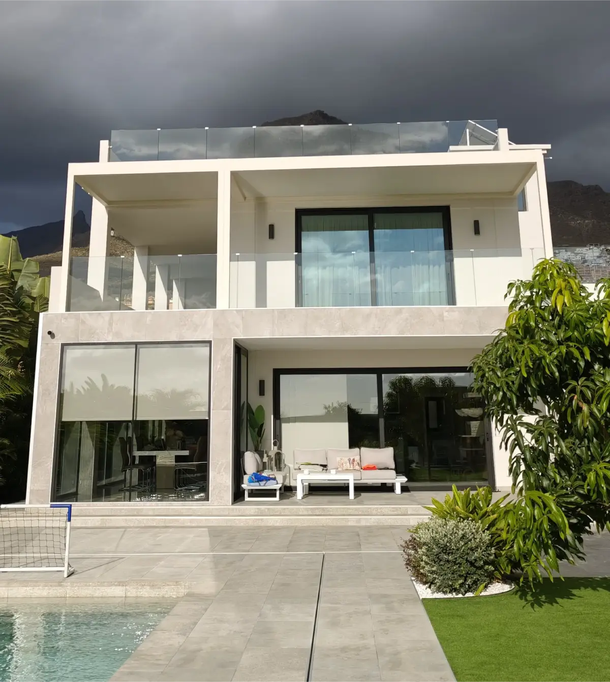 Pérgola Renson Algarve Canvas blanca instalada en villa, con techo fijo y diseño elegante