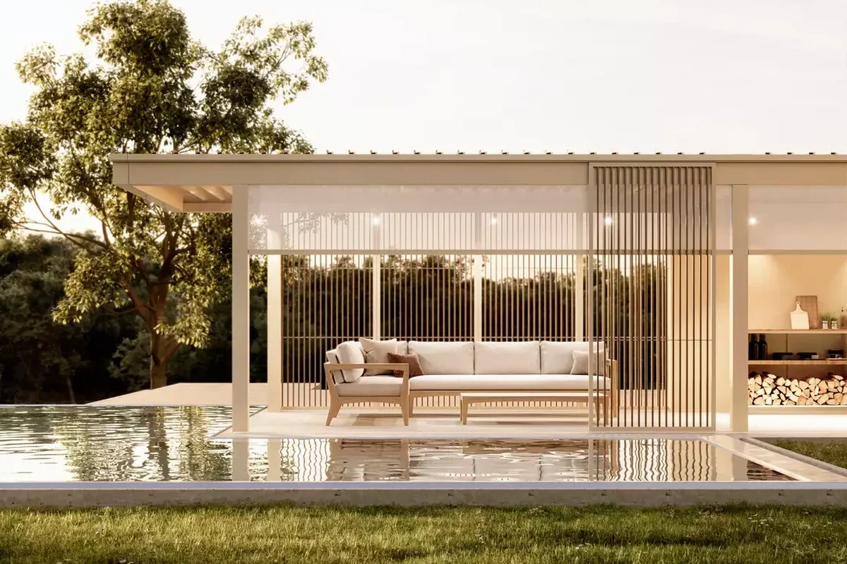 Pérgola Amani de Renson al atardecer en una villa, mostrando diseño moderno, lujo y confort al aire libre con lamas orientables y paneles laterales personalizables.