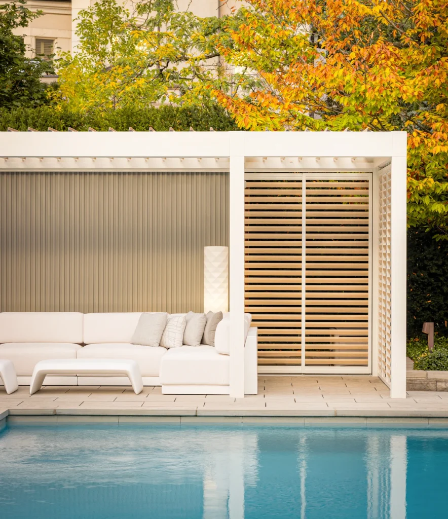 Paneles laterales de pérgola Renson para personalizar el espacio y controlar el microclima interior.