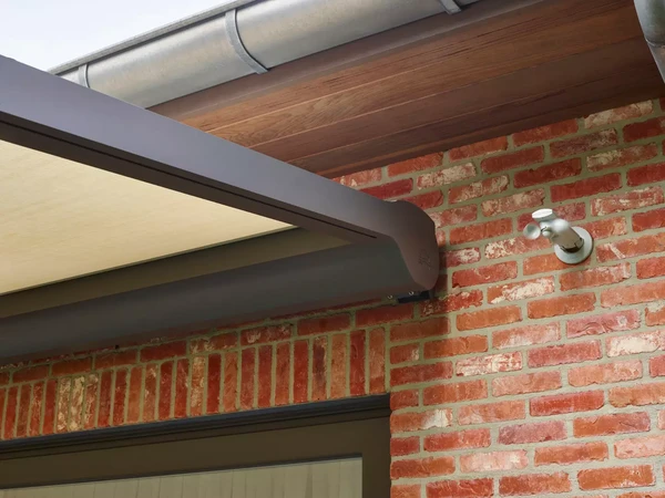 Los sensores de lluvia, viento y sol de Renson ajustan automáticamente las lamas y las zip-screens laterales, manteniendo la pérgola confortable y protegida frente a cualquier condición climática.